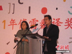 洪晃和评委会主席董强担任典礼主持人。 张中江 摄