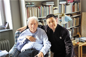 ▲陈迈平（右）和2011年诺贝尔文学奖获奖者、瑞典诗人特朗斯特罗默合影。 （受访者供图）