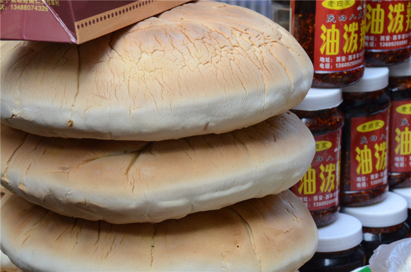 陕西美食：锅盔，专家建议直接翻译成“GuoKui” 。张龙 摄