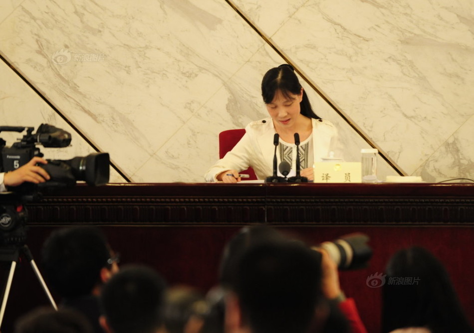 吕新华答问用热词“任性” ,女翻译卡壳-『译网』